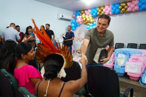 Prefeito Mateus Assayag entrega kits aos recém-nascidos na semana do bebê em Parintins