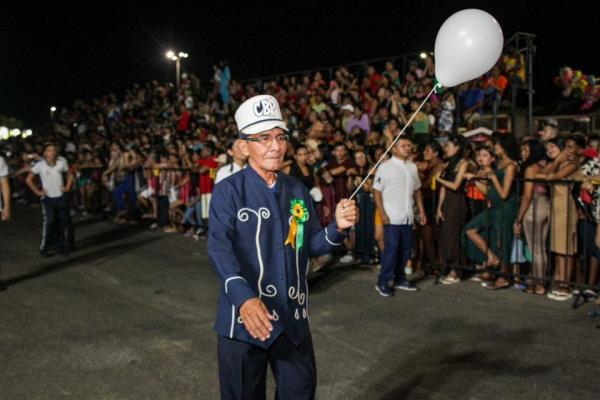 Onda retrô marca desfile cívico e cultural em Parintins, até o prefeito entrou na brincadeira e virou meme VÍDEO