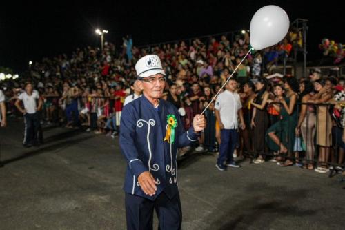 Onda retrô marca desfile cívico e cultural em Parintins, até o prefeito entrou na brincadeira e virou meme VÍDEO