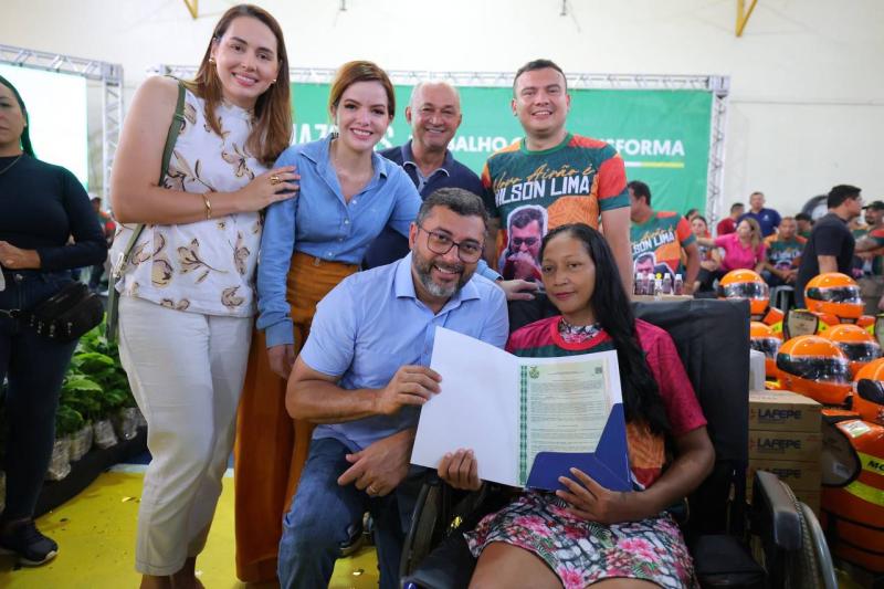 Governador Wilson Lima entrega 150 novos títulos definitivos de propriedade em Novo Airão