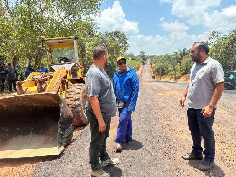 Mais de 14 km de estrada já foram asfaltados entre as comunidades de Vila Amazônia e Valéria, em Parintins