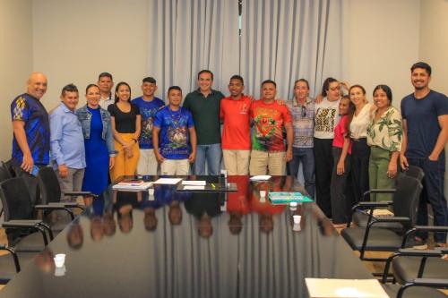 Prefeitura de Parintins e Agremiações Folclóricas resgatam Festival das Araras Azul e Vermelha na Vila Amazônia