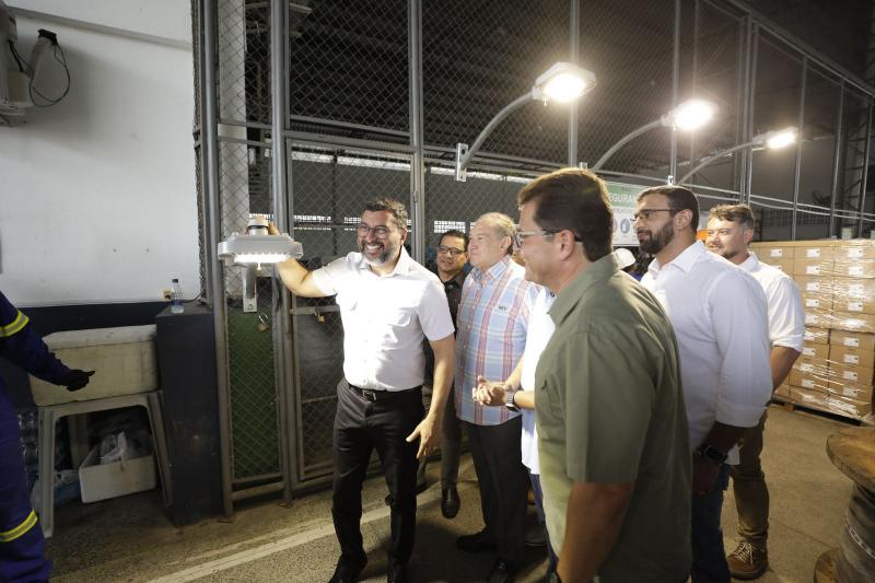 Governador Wilson Lima acompanha envio de luminárias e estado atinge a meta de 100% de cobertura do Ilumina+ Amazonas no interior