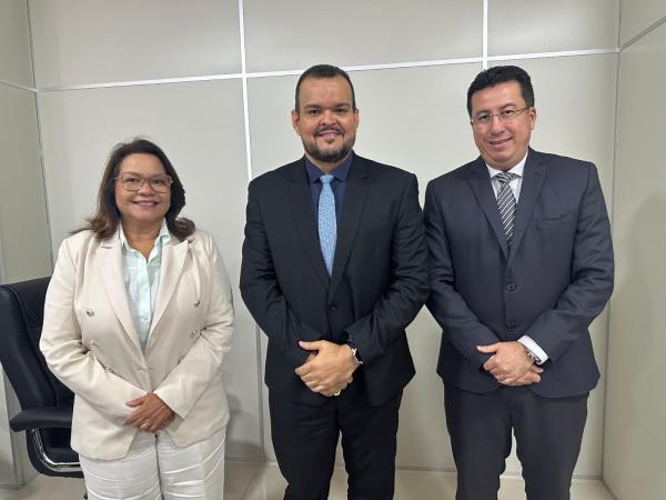 Vereadora Márcia Baranda reforça compromisso com os direitos de crianças, adolescentes, jovens e idosos em reunião da CDHCAJI