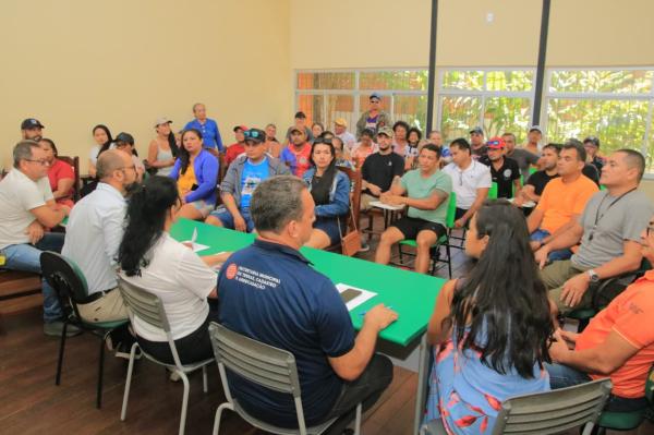 Prefeitura de Parintins realiza reunião para tratar de demandas de permissionários da Praça do Bois