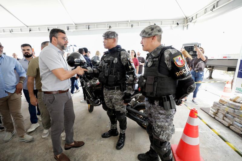 Durante entrega de viaturas e lanchas blindadas, governador Wilson Lima destaca apreensão recorde de drogas