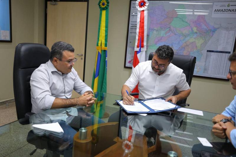 Governador Wilson Lima assina ordem de serviço para obras de pavimentação em Barreirinha