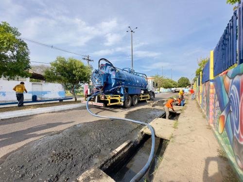 Prefeitura de Parintins realiza limpeza de mais de 49 km de bueiros; Serviços de drenagens mostram resultados positivos