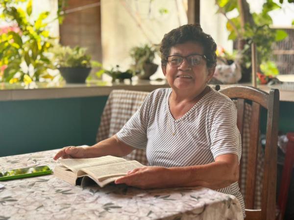 Após cirurgia oftalmológica, dona de casa recupera visão, autoestima e independência Após cirurgia oftalmológica, dona de casa recupera visão, autoestima e independência