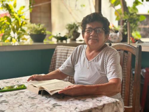 Após cirurgia oftalmológica, dona de casa recupera visão, autoestima e independência