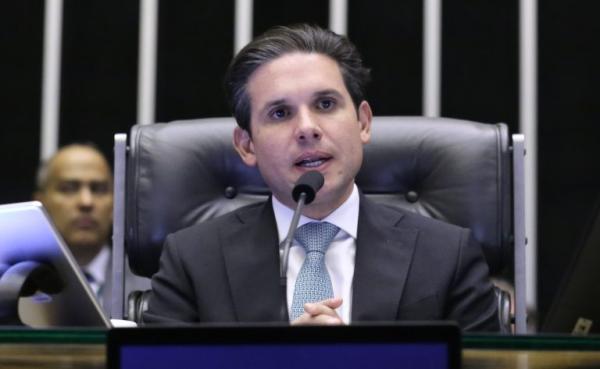Câmara aprova urgência para projeto que proíbe cobrança de bagagem de mão em voos; acompanhe Câmara aprova urgência para projeto que proíbe cobrança de bagagem de mão em voos; acompanhe