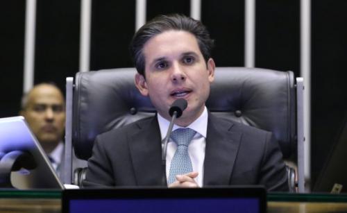 Câmara aprova urgência para projeto que proíbe cobrança de bagagem de mão em voos; acompanhe