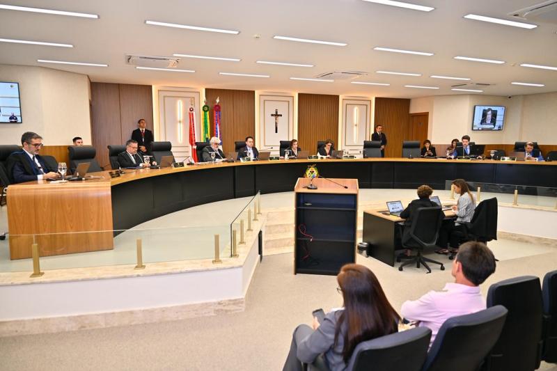 TCE-AM mantém condenação e determina que prefeito de Envira devolva quase R$ 90 mil aos cofres públicos TCE-AM mantém condenação e determina que prefeito de Envira devolva quase R$ 90 mil aos cofres públicos