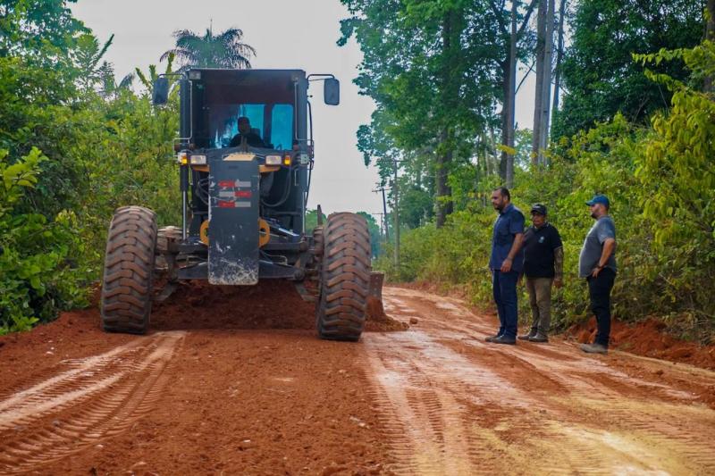 Mais 5 km de vicinais da Vila Amazônia recebem serviços de limpeza e regularização Mais 5 km de vicinais da Vila Amazônia recebem serviços de limpeza e regularização