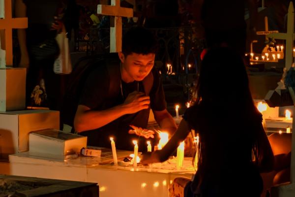 Parintins mantém viva a tradição da alumiação no Dia de Finados