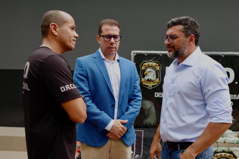 Governador Wilson Lima acompanha apresentação de 700 quilos de cocaína avaliados em R$ 57 milhões