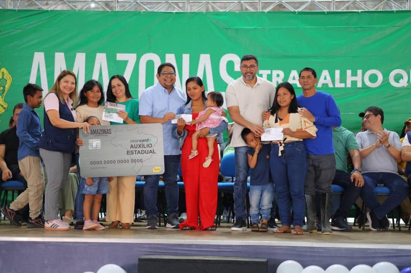 Governador Wilson Lima entrega mais 800 cartões do Auxílio Estadual em Tabatinga, alcançando 1.600 no Alto Solimões