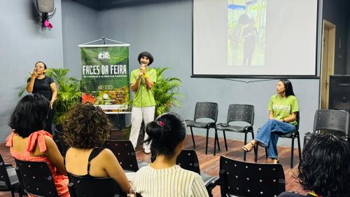 Exposição “Faces da Feira” celebra mulheres que alimentam Parintins e o olhar criativo da juventude