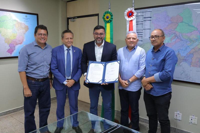 Governador Wilson Lima assina ordem de serviço das obras de recuperação viária em Pauini, por meio do Programa Asfalta Amazonas