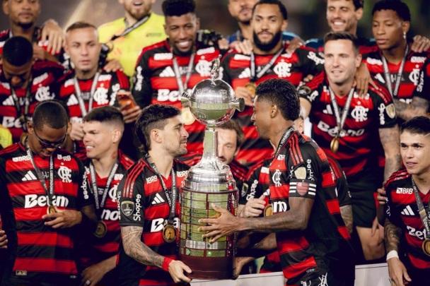 Flamengo vence Palmeiras e se torna o primeiro brasileiro tetracampeão da Libertadores