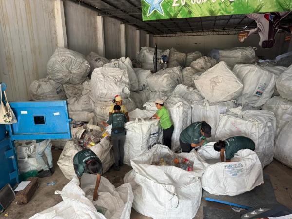 Dez toneladas de garrafas PET coletadas em Parintins no projeto “Escola que Recicla”