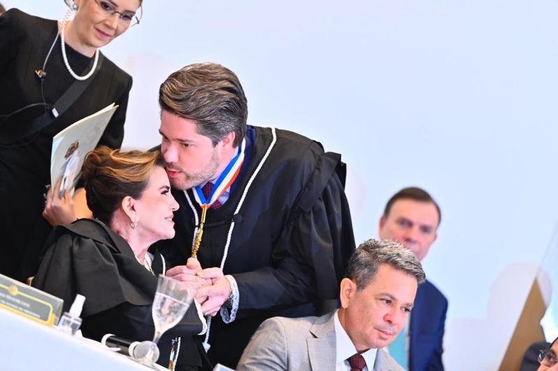 Yara Amazônia Lins recebe homenagem pelos 50 anos de carreira durante posse no TCE-AM