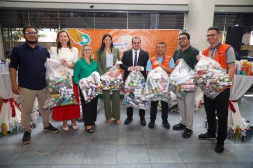 Mayra Dias entrega mais de 2,5 mil frascos ao Raio de Sol e reforça campanha de reciclagem solidária