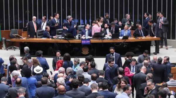 Câmara aprova redução de pena para Bolsonaro e outros condenados