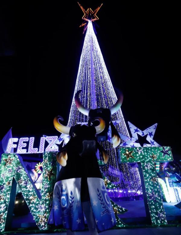 Caprichoso inaugura Complexo Natalino e ilumina Parintins com magia e esperança