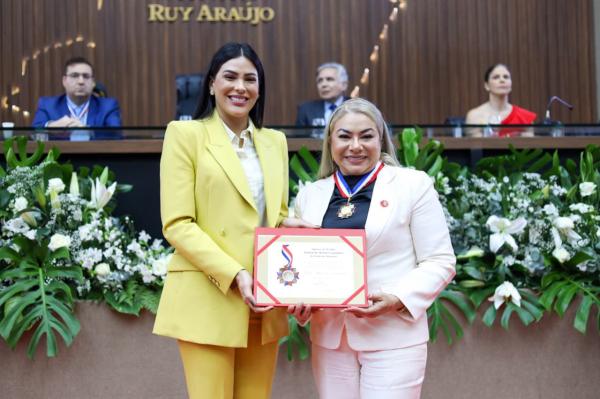 Mayra Dias homenageia Zeila Cardoso com Medalha do Mérito Legislativo na Aleam