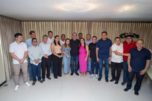 Mais de 30 prefeitos do interior vêm a Manaus e procuram Omar para planejar 2026