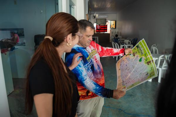Prefeitura de Parintins entrega mapas turísticos a estabelecimentos e comércios locais