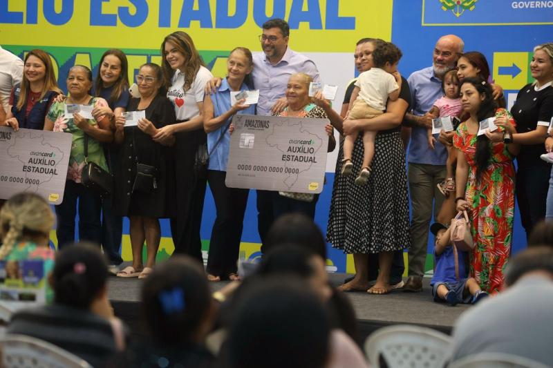 Governador Wilson Lima entrega 2.500 novos cartões do Auxílio Estadual Permanente para beneficiários de Manaus