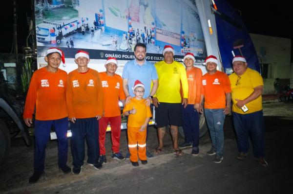 Menino de 5 anos realiza sonho de Natal ao receber coletores da limpeza pública