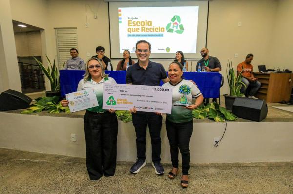 Prefeitura de Parintins premia escolas campeãs do projeto “Escola que Recicla”