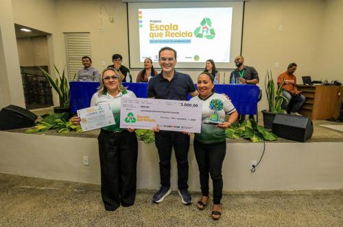 Prefeitura de Parintins premia escolas campeãs do projeto “Escola que Recicla”