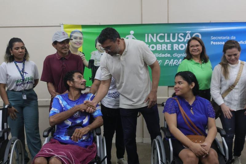 Em Parintins, Governador Wilson Lima entrega mil novos cartões do Auxílio Estadual e fortalece ações nos setores social e primário