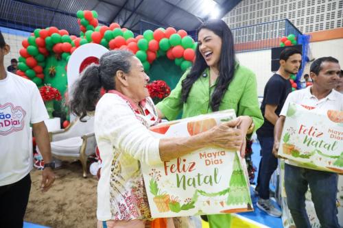 Mayra Dias entrega mais de mil cestas natalinas a famílias vulneráveis em Parintins