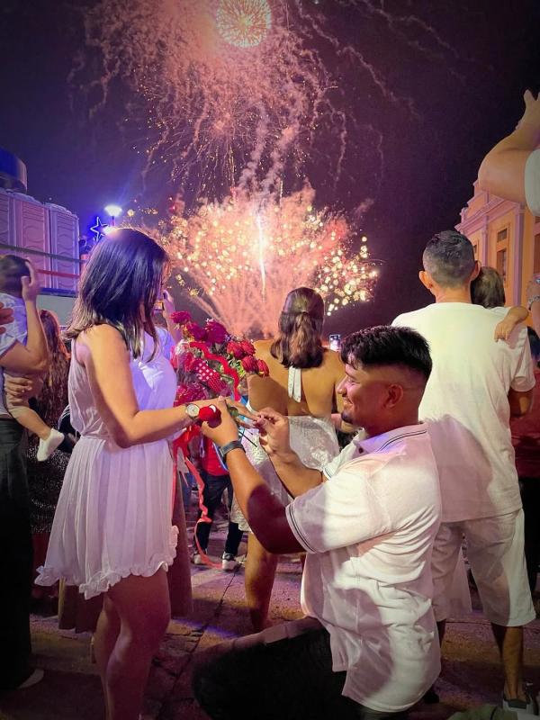 Jovem aproveita o Réveillon e, de surpresa, pede namorada em casamento