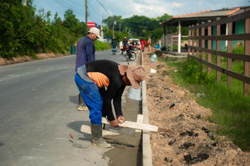 Prefeitura de Parintins realiza obra na estrada do Macurani e inicia construção de meio-fio