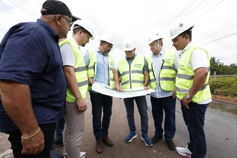 Governador Wilson Lima vistoria obras da estrada do Membeca e inaugura iluminação de LED em Caapiranga