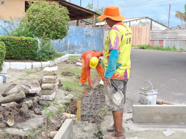 Prefeitura reforça manutenção de calçadas com reposição de meio-fio em pontos críticos da cidade