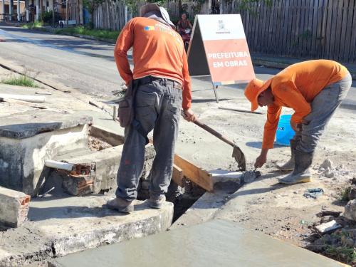 Prefeitura de Parintins realiza obras de recuperação de bueiros no bairro Paulo Corrêa