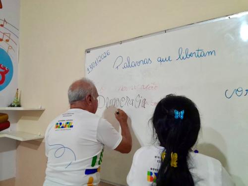 Parintins amplia ações do Programa Brasil Alfabetizado e planeja projeto próprio de erradicação do analfabetismo