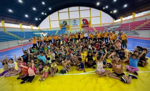 Na Arena Olímpica: mais de 100 crianças participam do primeiro dia da Colônia de Férias “Eu Amo Parintins”