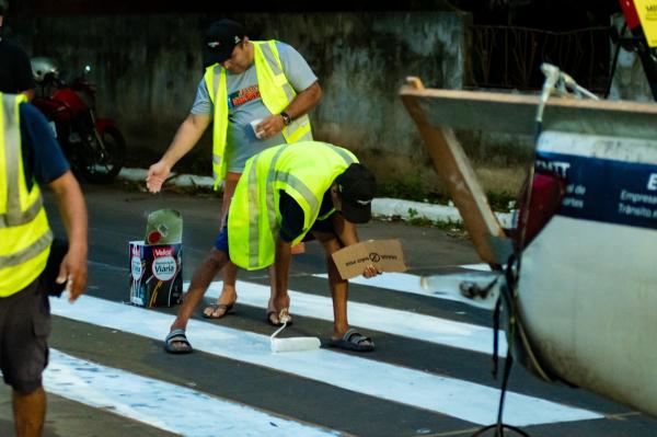 Prefeitura de Parintins inicia pintura de faixas de pedestres em frente às escolas municipais