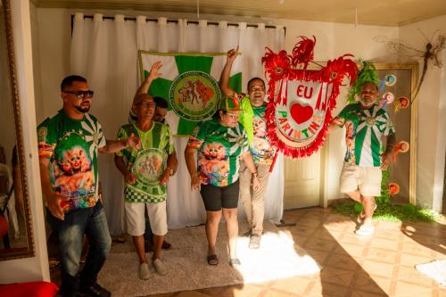 “Amílcar Bentes Comandando o Parintins” é enredo do Bloco Irreverente Os Belezuras no Carnailha