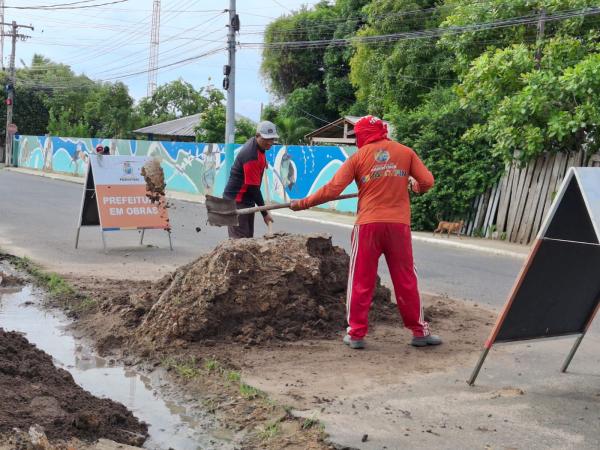 Obras de meio-fio e calçada melhoram mobilidade na rua Paes de Andrade