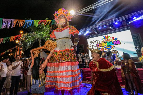 Com chegada digna do artista parintinense, Kamelia marca abertura oficial do Carnailha 2026