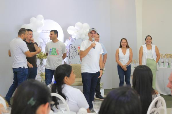 Prefeito Mateus Assayag reforça humanização da educação em encontro com gestores escolares